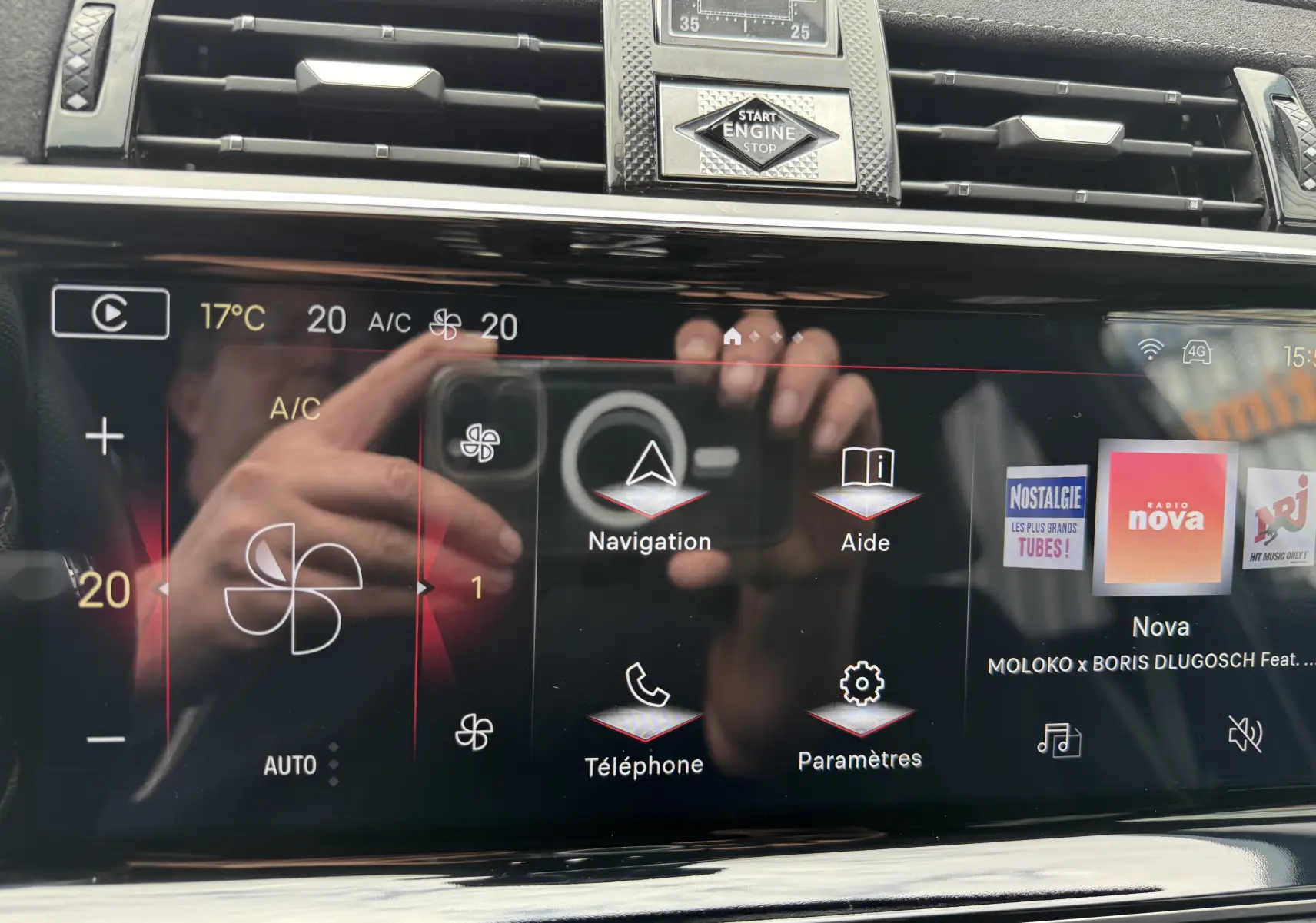 Écran tactile central du DS7 gris titane 2025, affichant la climatisation et les options multimédia en vue rapprochée.