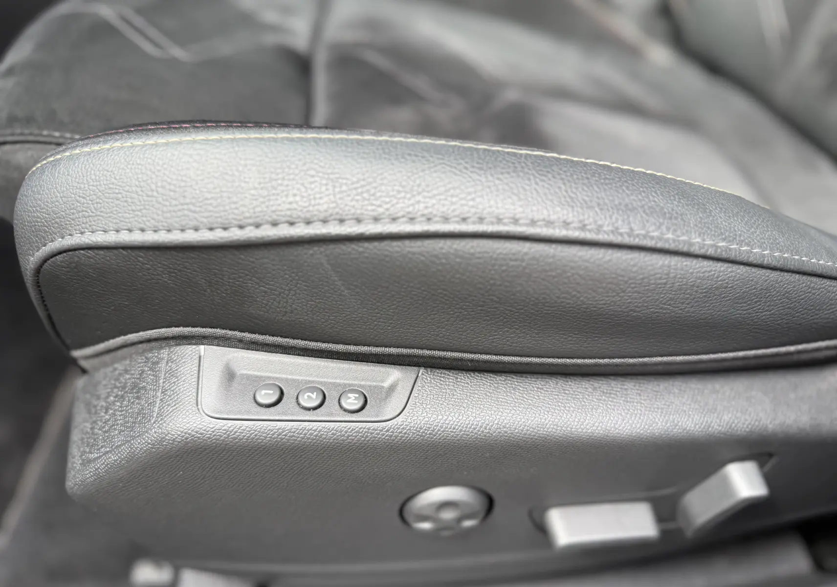 Gros plan sur les commandes de réglage électrique du siège en cuir noir du DS7 BlueHDi 130 Pallas 2025.