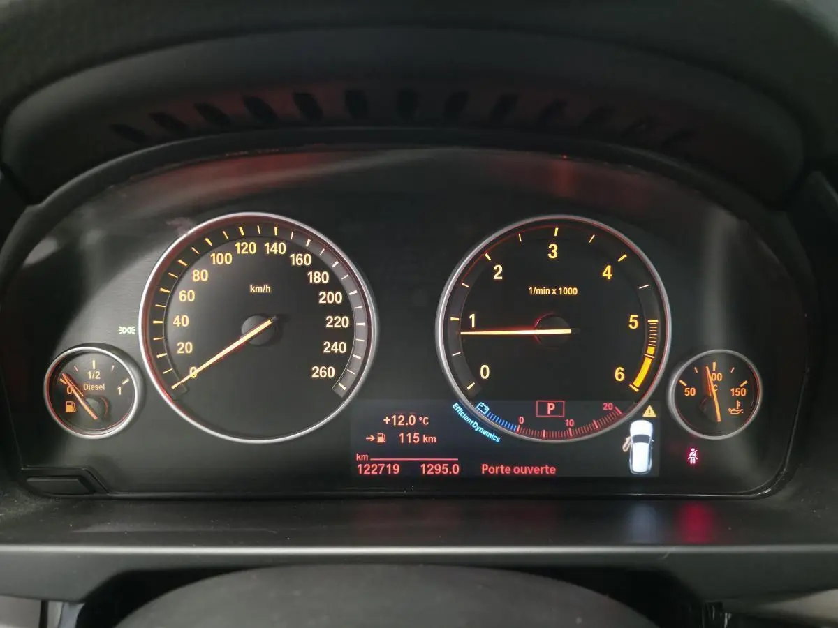 Tableau de bord BMW X5 sDrive 25d 2018 avec affichage numérique et compte-tours au ralenti.