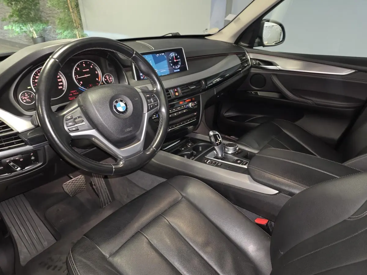 Intérieur noir cuir Dakota de BMW X5 sDrive 25d 2018, vue côté conducteur avec tableau de bord et console centrale.