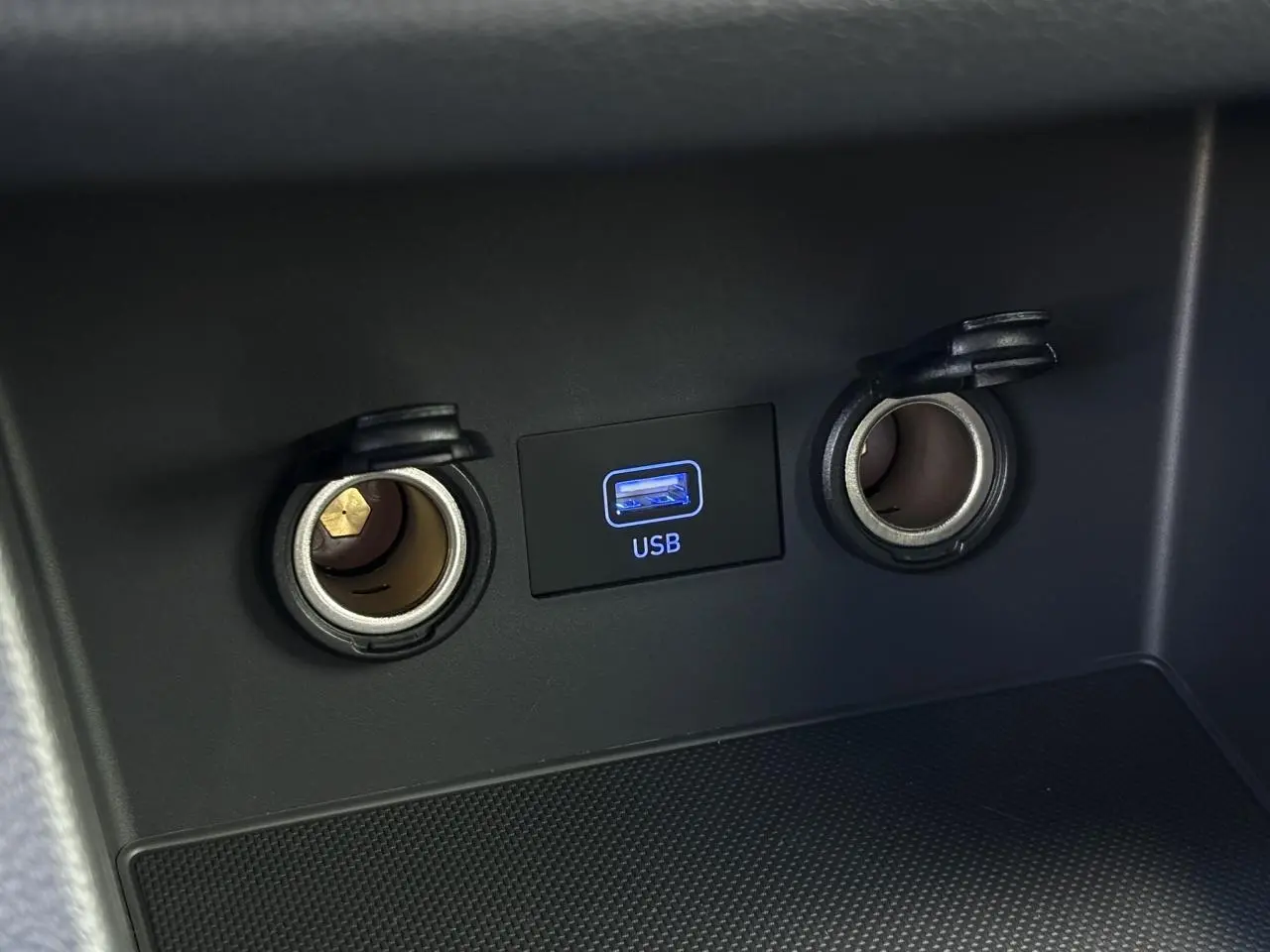 Gros plan sur la prise USB et deux allume-cigares ouverts dans l'habitacle de la Hyundai i30 SW T-GDI 120 Modern.