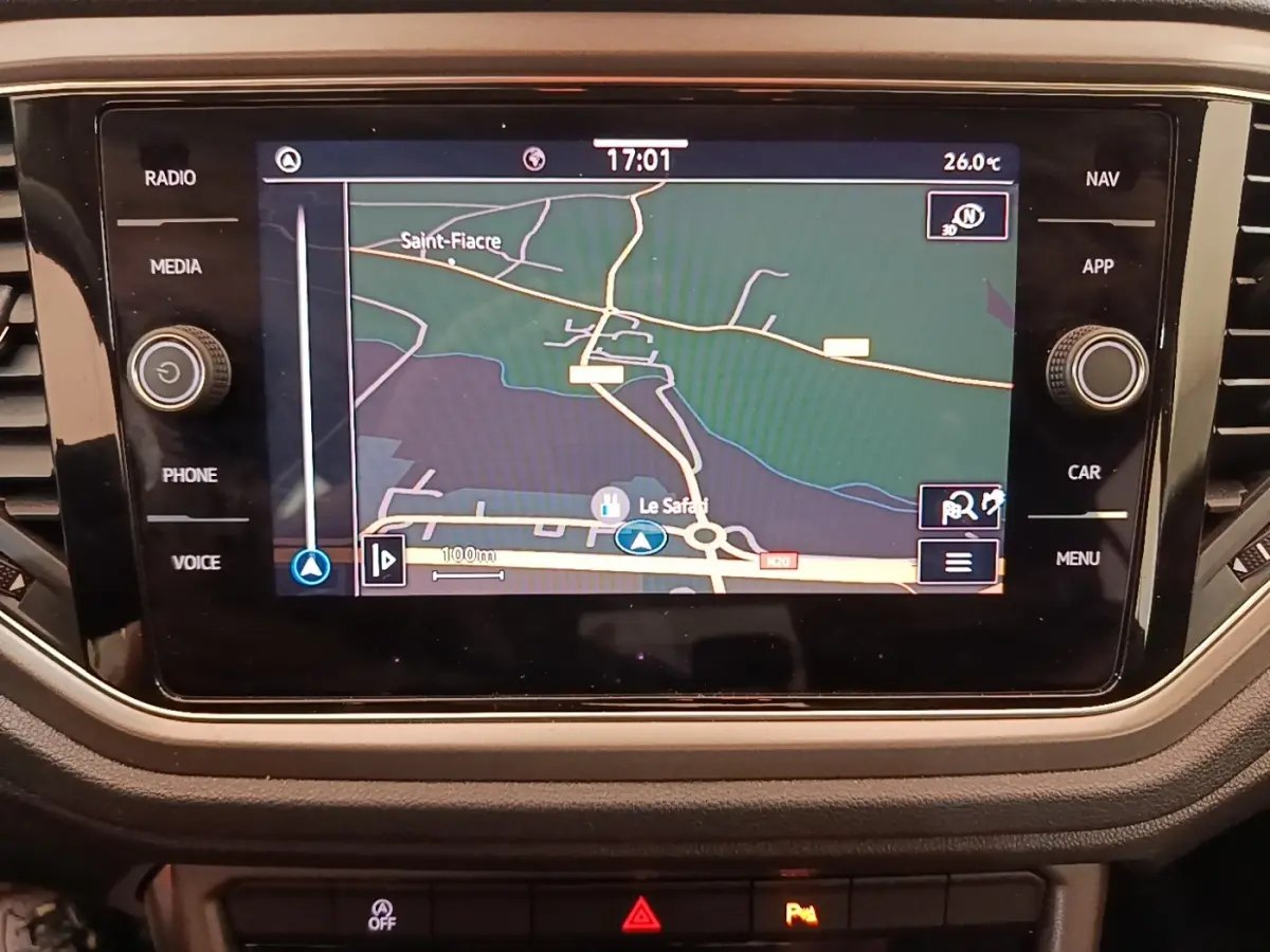 Écran tactile central du Volkswagen T-Roc bleu 2020 affichant la navigation GPS, vue intérieure frontale.
