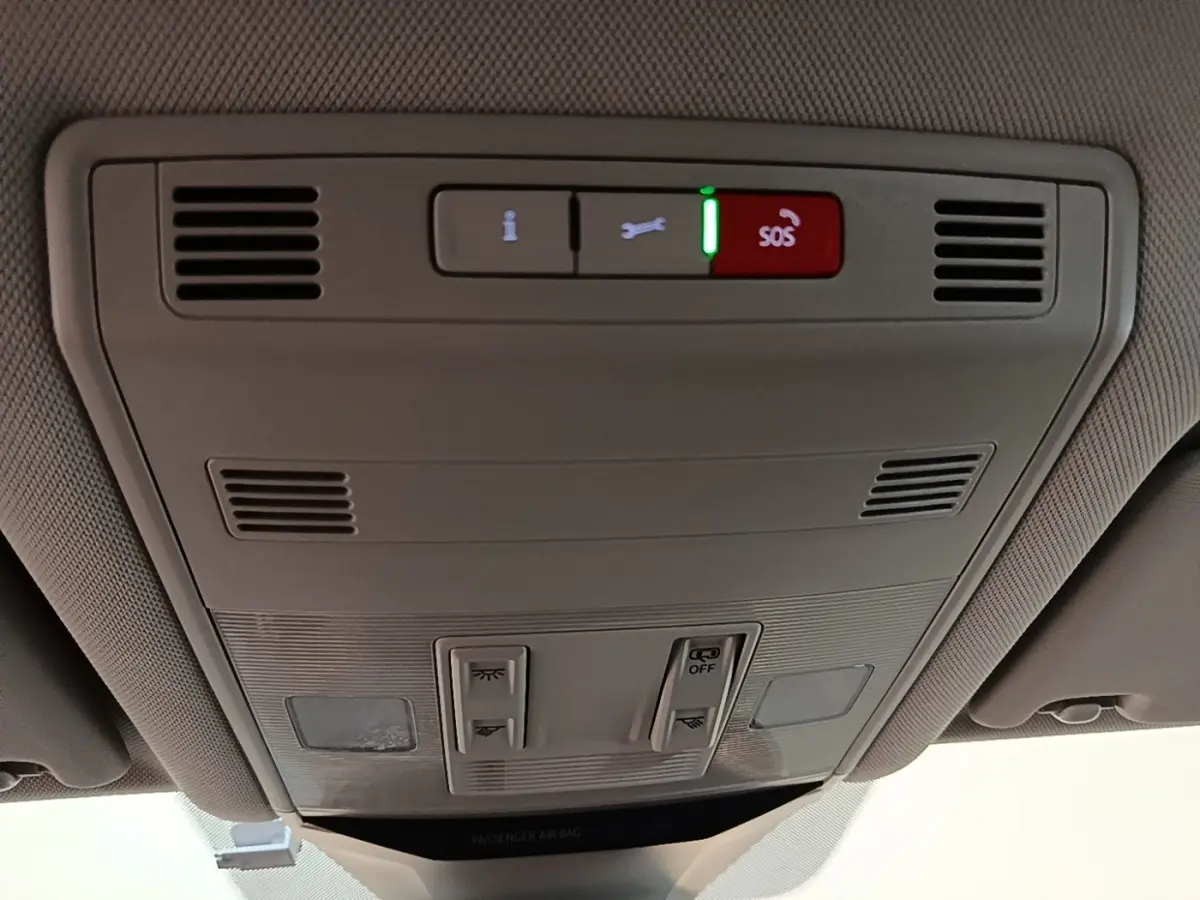 Plafonnier intérieur gris avec boutons SOS et éclairages, vue du toit d’un Volkswagen T-Roc bleu 2020.