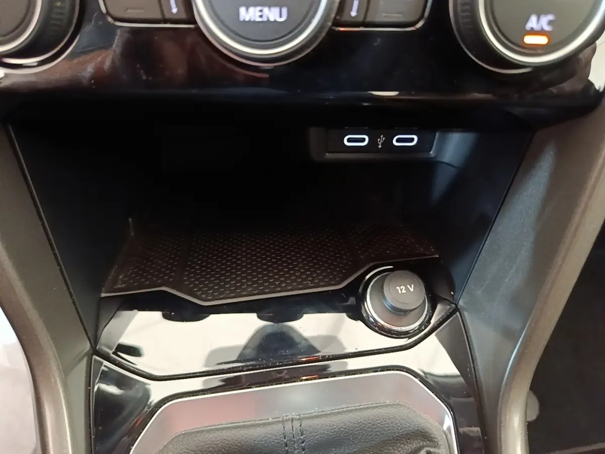 Détail de la console centrale du Volkswagen T-Roc 1.5 TSI 2020, montrant prises USB et prise 12V sous les commandes de climatisation.