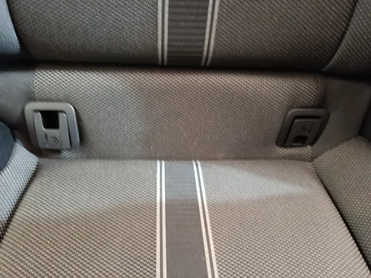 Détail de la banquette arrière grise avec bandes centrales blanches du Volkswagen T-Roc 1.5 TSI 2020.
