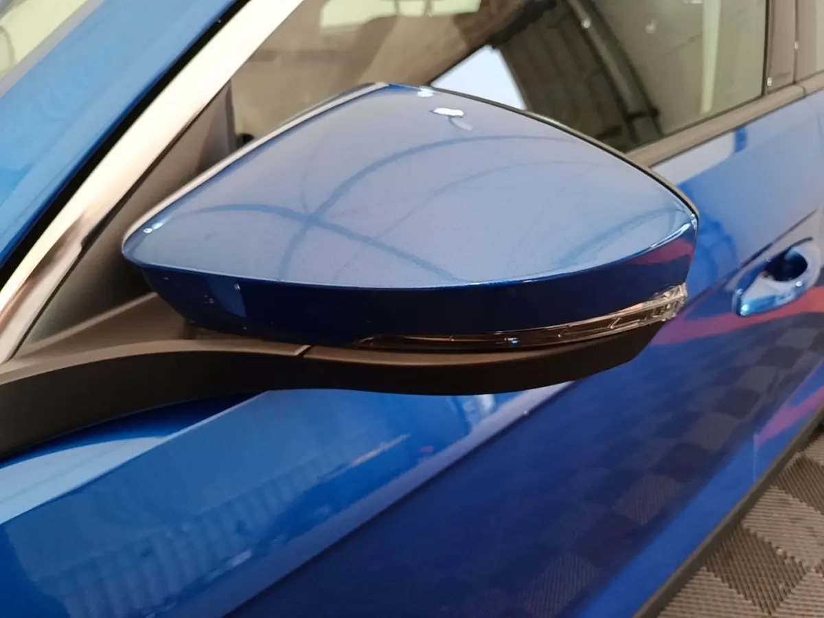 Rétroviseur bleu côté gauche du Volkswagen T-Roc 1.5 TSI 150 EVO UNITED 2020 avec clignotant intégré.