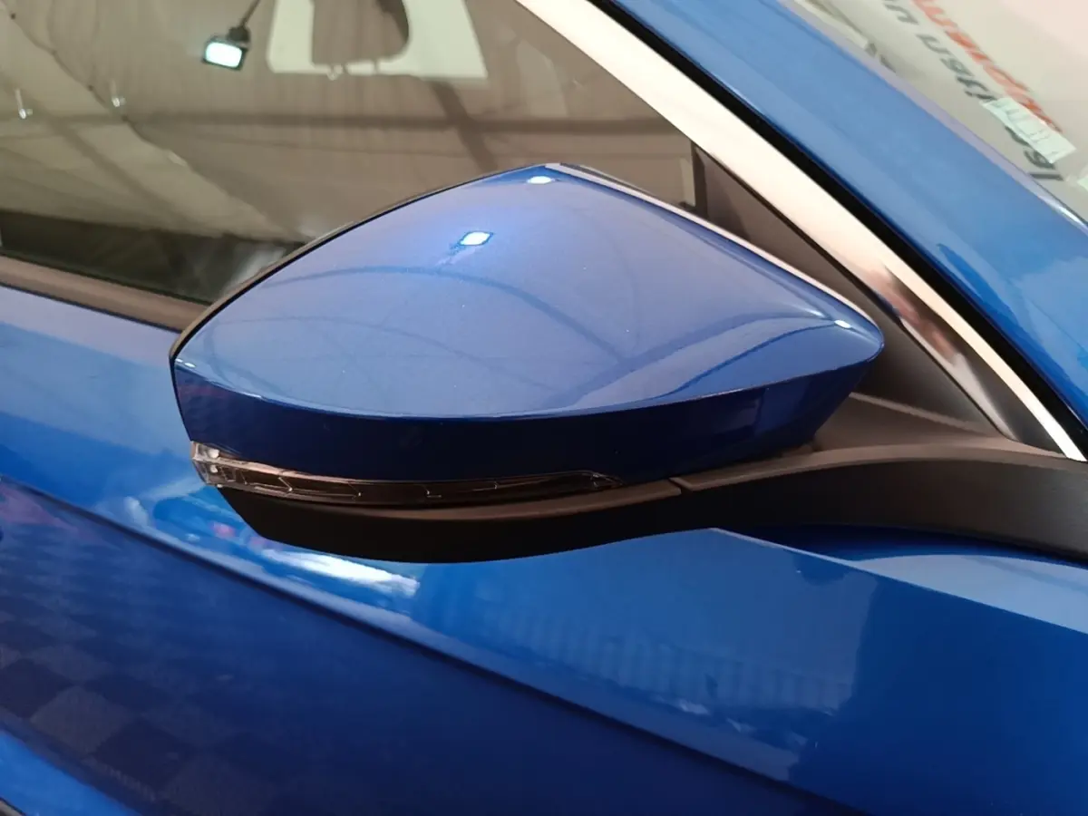 Rétroviseur extérieur droit bleu métallisé du Volkswagen T-Roc 1.5 TSI 2020 avec clignotant intégré.
