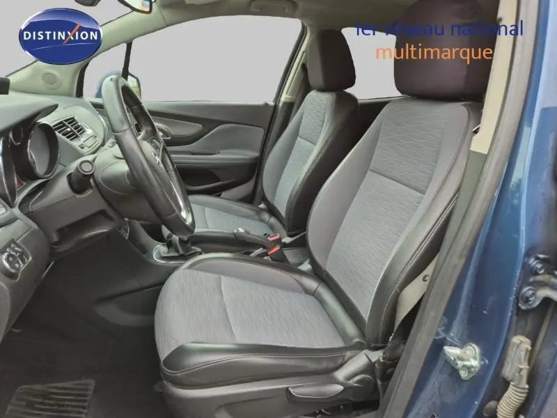 Vue intérieure côté conducteur de l'Opel Mokka bleu outremer, montrant sièges tissu et cuir et volant multifonction.