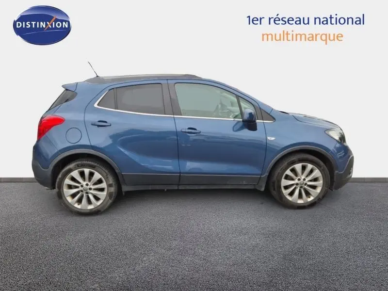 Opel Mokka bleu outremer vue de profil côté gauche, avec jantes alliage et vitres teintées.