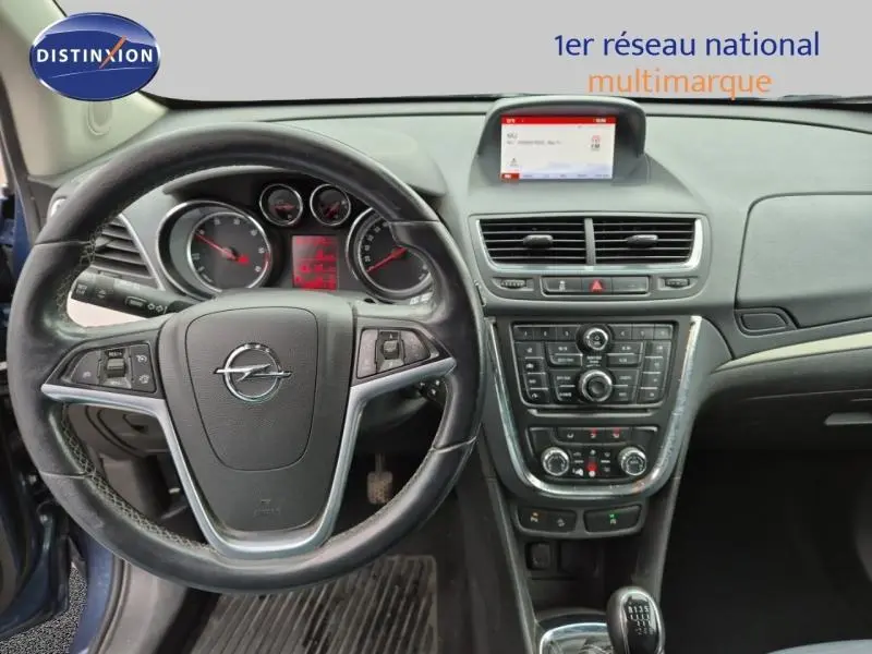 Vue intérieure centrée sur le volant multifonction et le tableau de bord du Opel Mokka 1.7 CDTI, finition noire.
