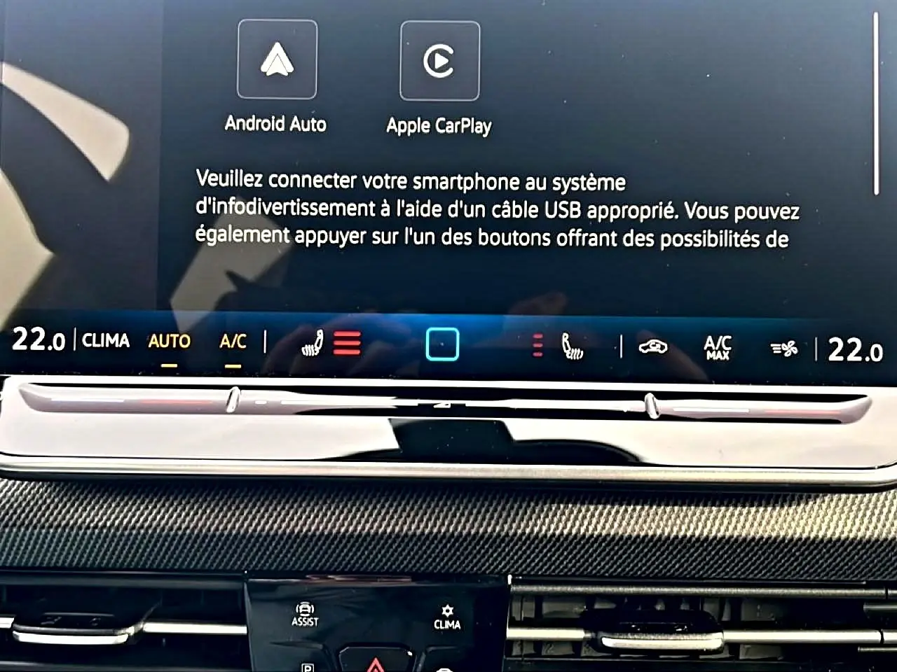 Gros plan sur l'écran tactile central et commandes de climatisation de la Volkswagen Golf 1.5 ETSI Evo2 2026 noire.