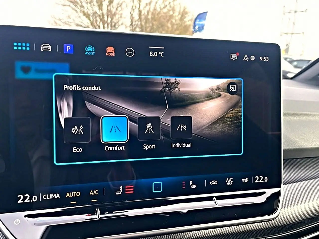 Écran tactile intérieur de la Volkswagen Golf 2026 affichant les modes de conduite, avec tableau de bord noir et inserts métalliques.
