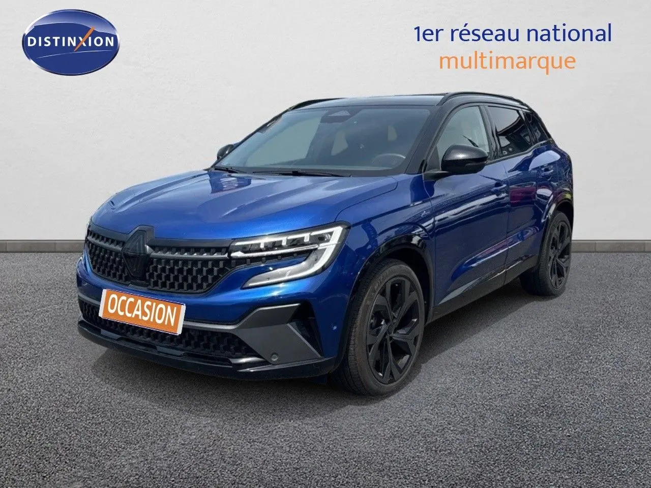 Renault Austral E-Tech hybride bleu Iron Metal avec toit noir, vue 3/4 avant mettant en valeur ses jantes noires.