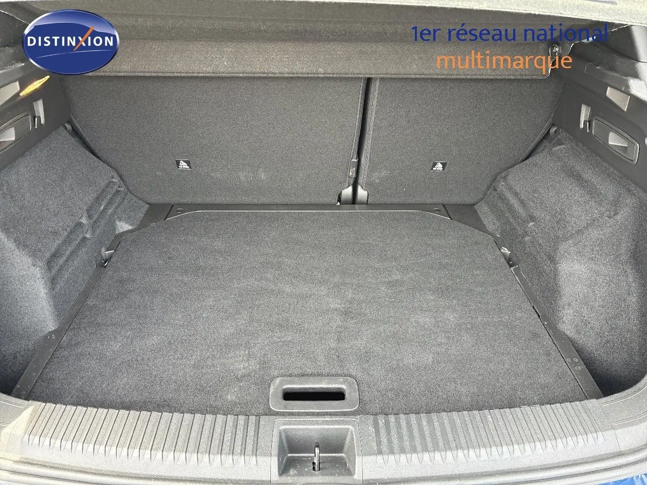 Coffre spacieux vu de l'arrière d'un Renault Austral bleu Iron Metal avec intérieur noir, version hybride 2022.