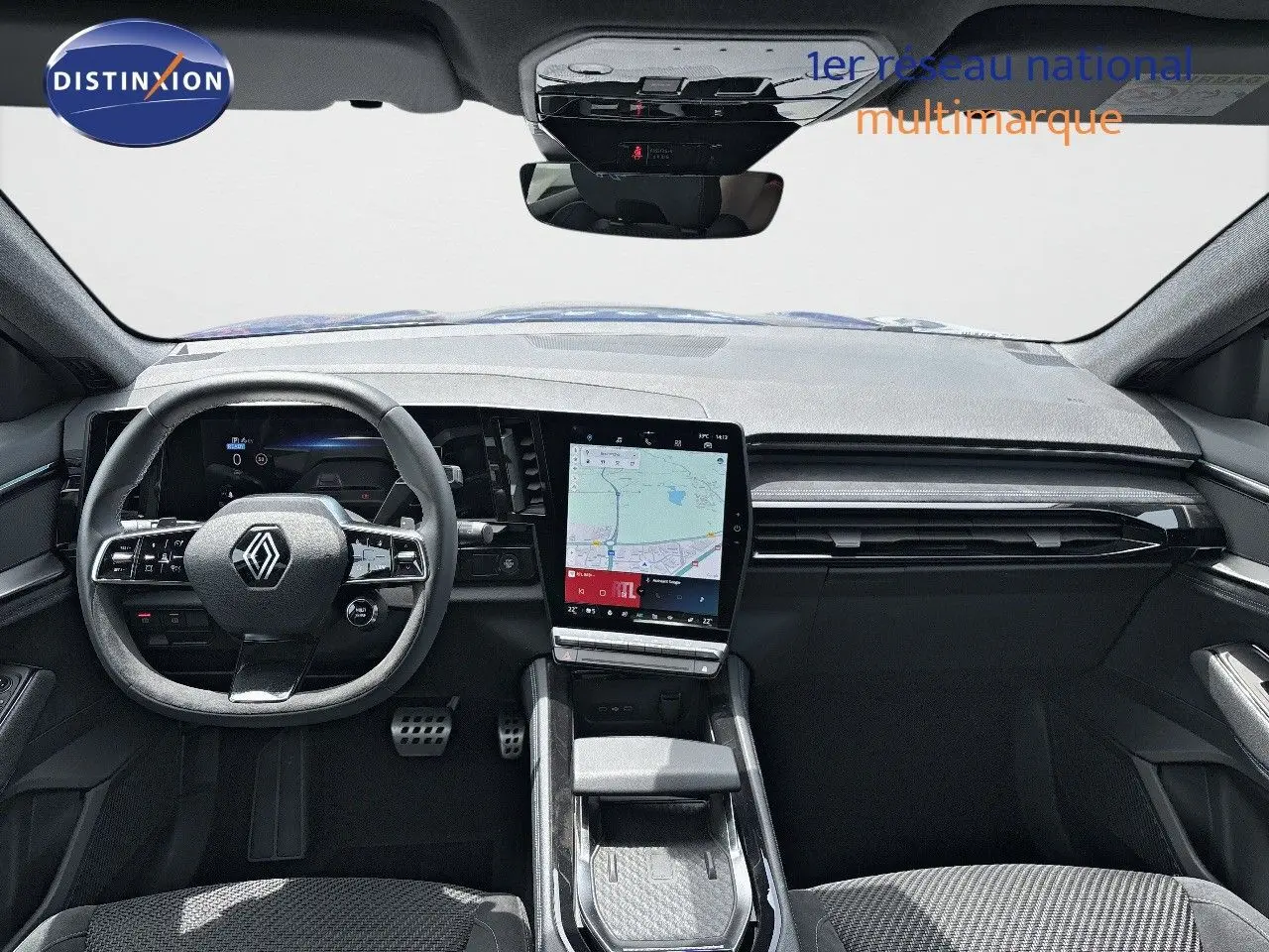Intérieur du Renault Austral E-Tech 2022 vu de face, tableau de bord noir avec écran tactile central et volant compact.