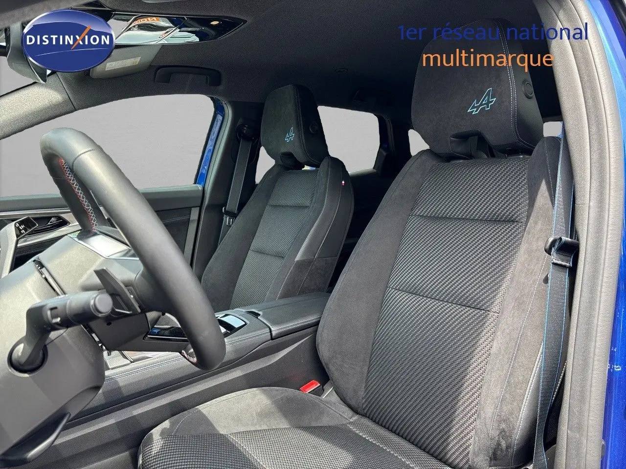 Vue intérieure côté conducteur du Renault Austral E-Tech hybride 2022, sièges noirs avec logo Alpine brodé sur appuie-tête.