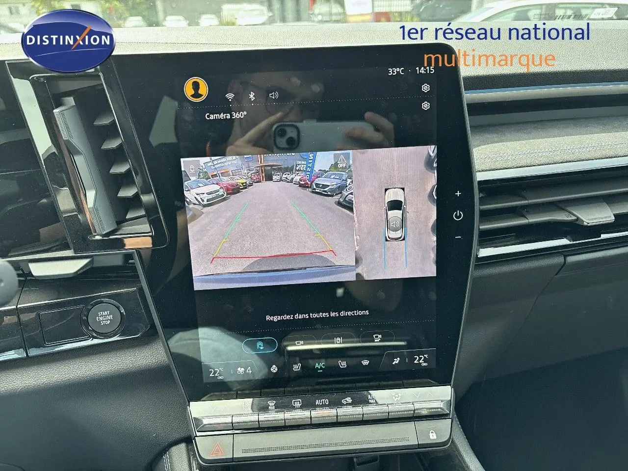 Écran central du Renault Austral E-Tech Hybrid 2022 affichant la caméra 360° et la vue arrière en stationnement.