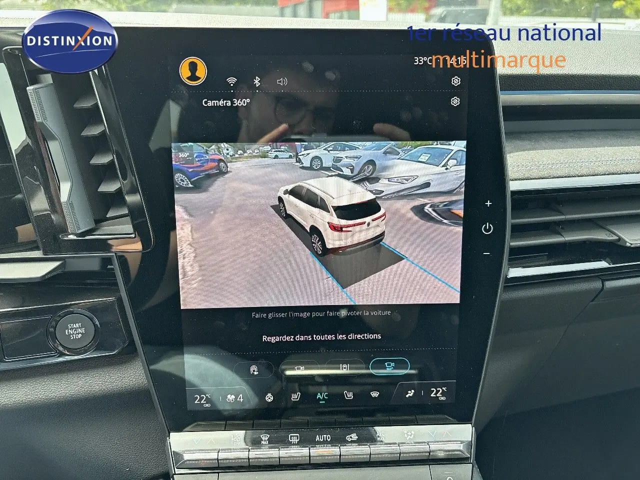 Écran central du Renault Austral E-Tech Hybrid montrant la vue 360° du véhicule blanc en stationnement.