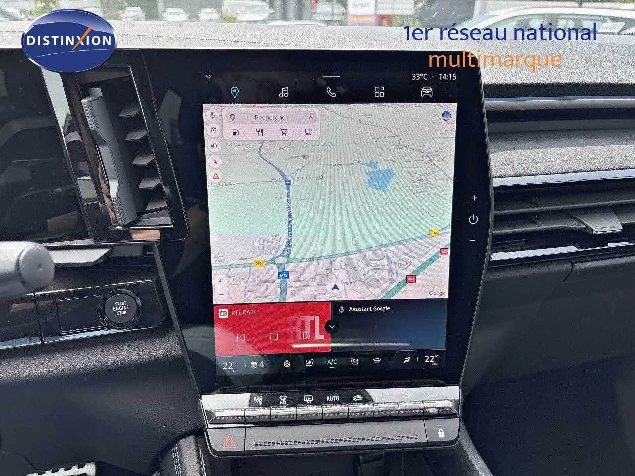 Vue rapprochée de la console centrale du Renault Austral 2022 avec écran tactile affichant une carte GPS et commandes climatisation.