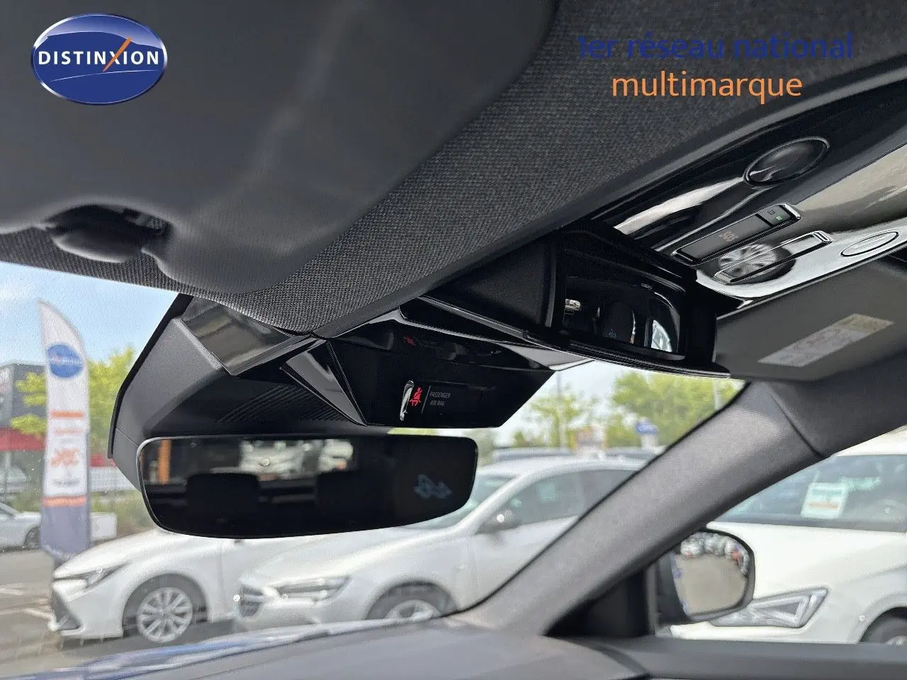 Vue intérieure du rétroviseur et du plafond noir du Renault Austral E-Tech hybride 2022, avec extérieur flou visible.