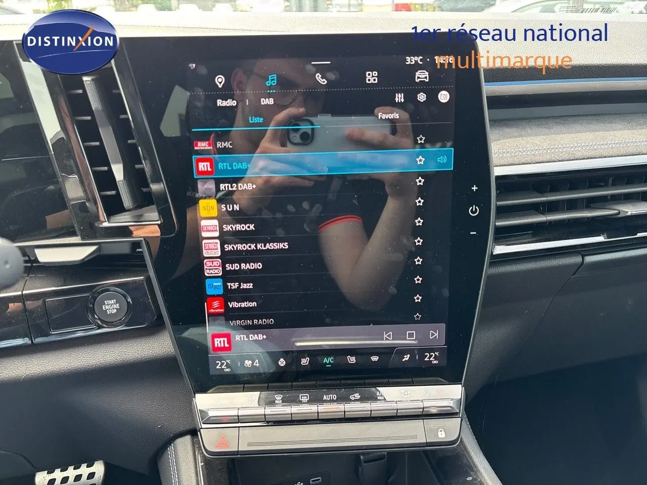 Vue rapprochée de l'écran tactile central et tableau de bord noir du Renault Austral E-Tech hybride 2022.