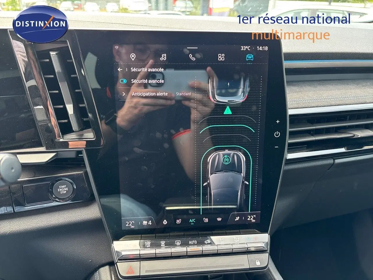 Écran tactile central du tableau de bord du Renault Austral E-Tech bleu, affichant les réglages de sécurité avancée.