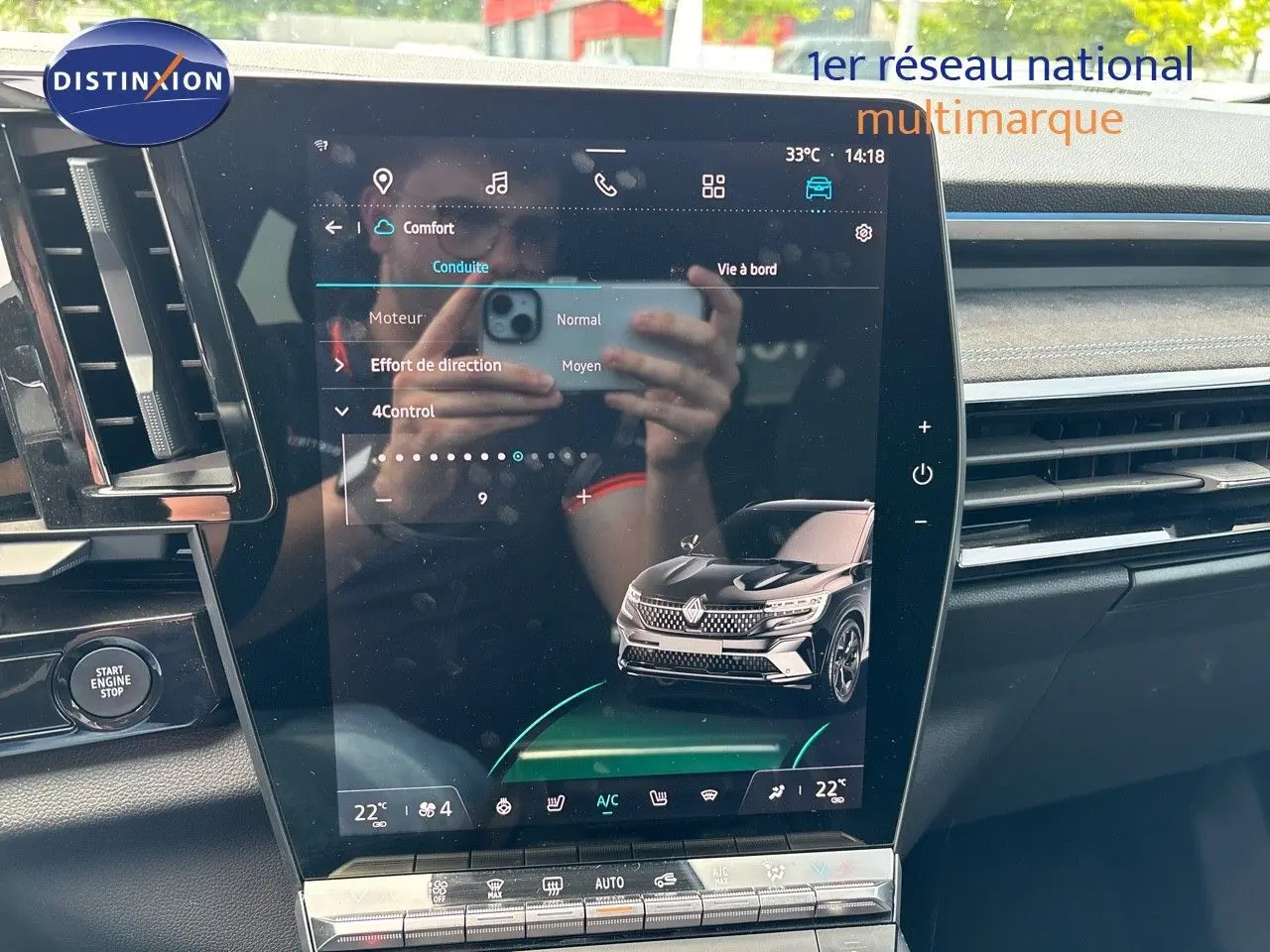 Écran tactile central du Renault Austral E-Tech Hybrid 2022 affichant les réglages de conduite, intérieur noir.