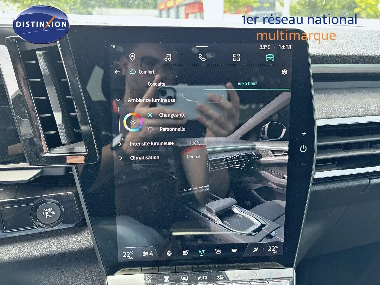 Vue rapprochée de l'écran tactile central du tableau de bord du Renault Austral E-Tech bleu, avec commandes et ventilation visibles.