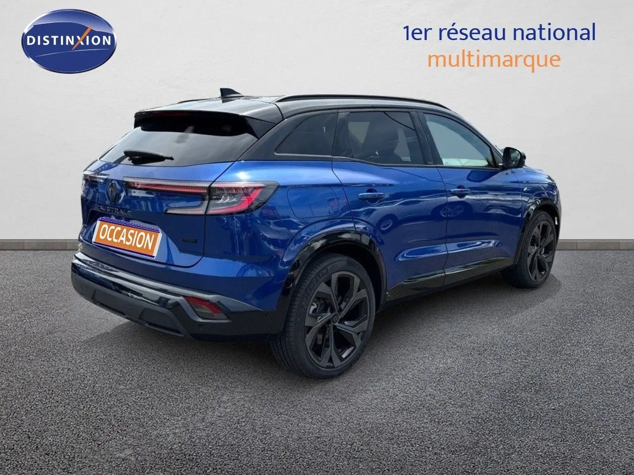 Renault Austral E-Tech hybride bleu Iron Metal avec toit noir, vue 3/4 arrière côté droit sur fond neutre.