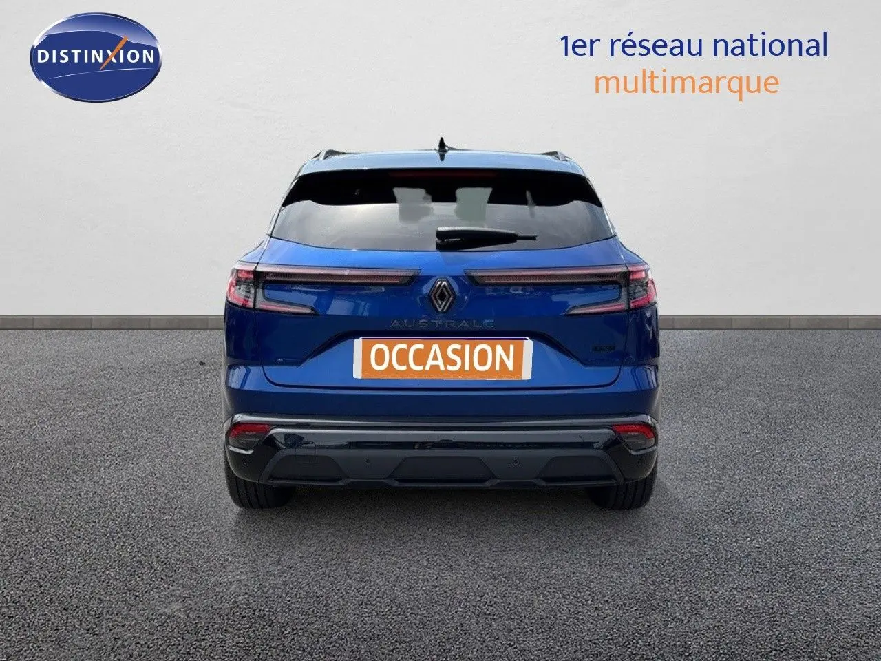 Vue arrière d'un Renault Austral bleu Iron Metal avec toit noir, mettant en valeur ses feux LED horizontaux.