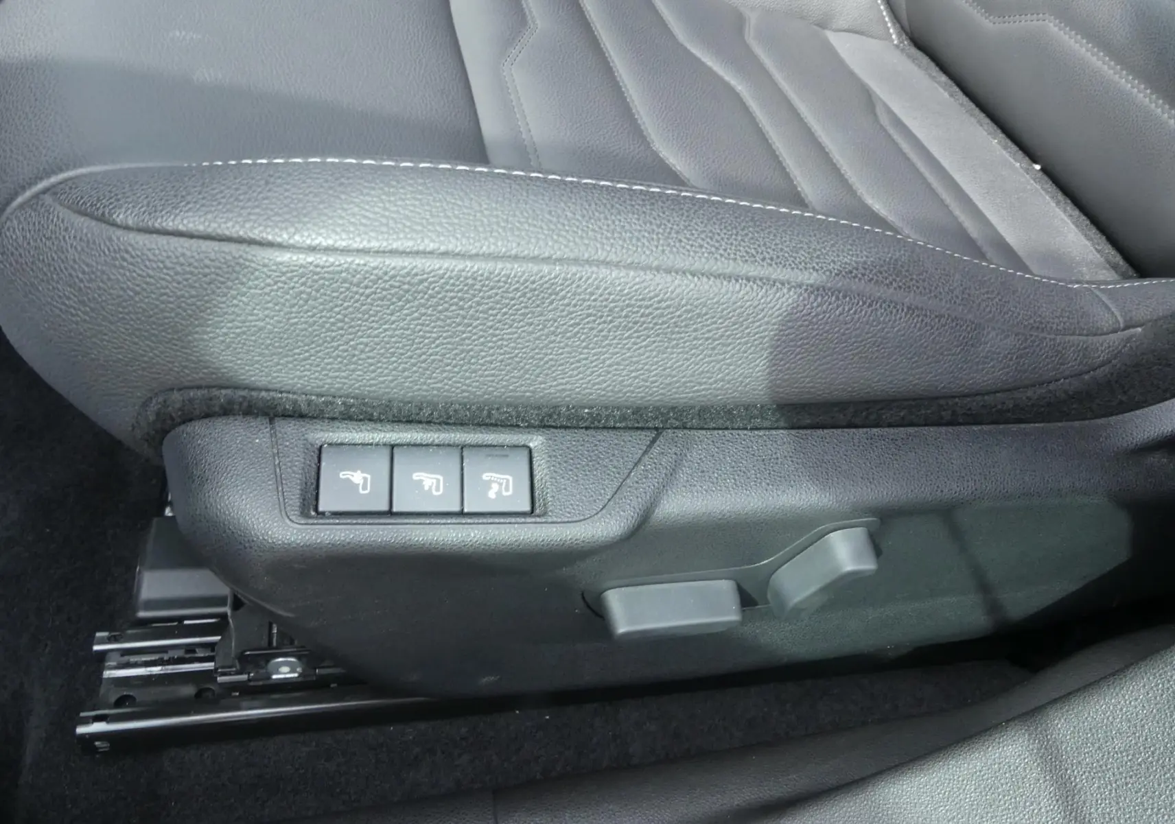 Gros plan sur les commandes électriques du siège conducteur en cuir noir du Jeep Avenger 2024.