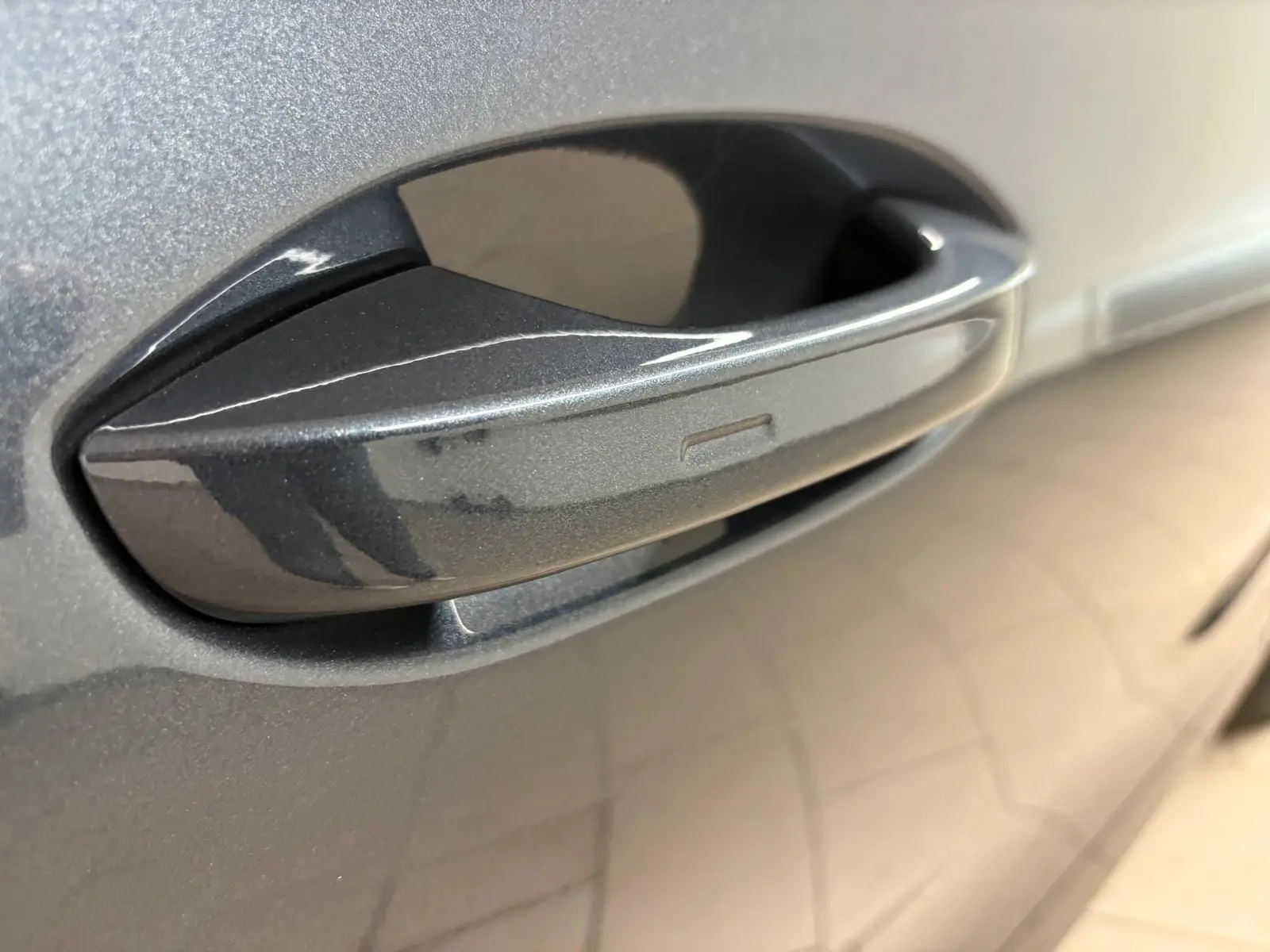 Poignée de porte gris magnétique en gros plan sur la portière côté gauche du CUPRA Formentor 2025.