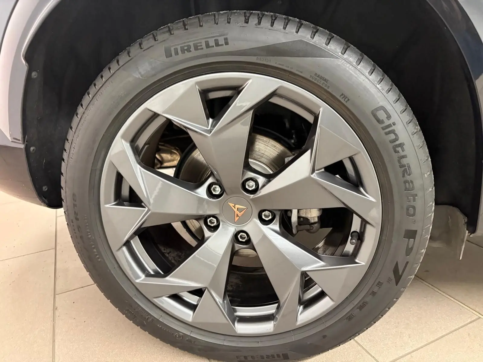 Gros plan sur la jante alliage gris du CUPRA Formentor 2.0 TDI 150 DSG7 avec logo CUPRA au centre.