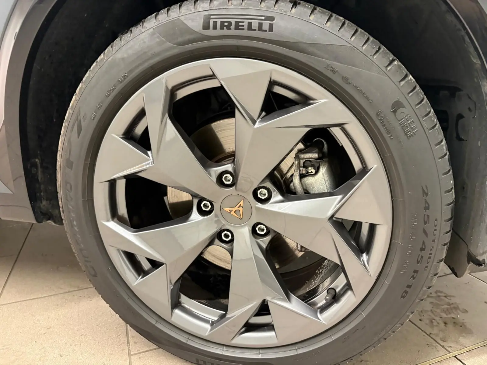 Gros plan sur la roue avant droite du CUPRA Formentor gris magnétique avec jante étoile et logo CUPRA central.