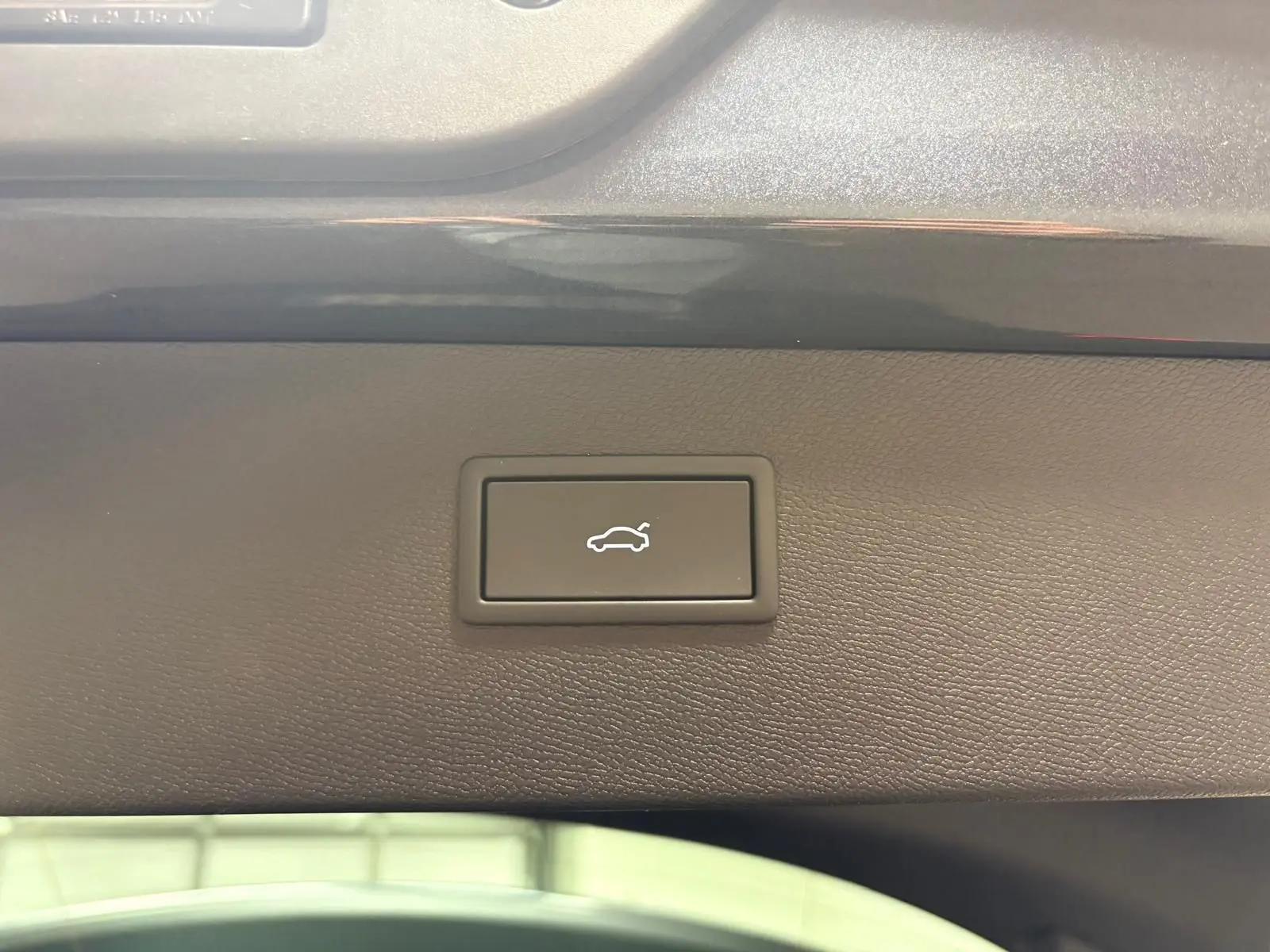 Bouton d'ouverture électrique du coffre sur la partie intérieure du hayon du CUPRA Formentor gris magnétique.