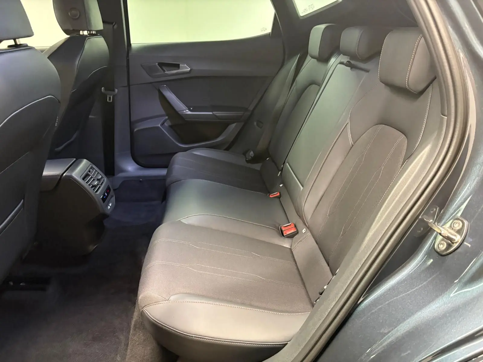 Vue intérieure côté droit des sièges arrière en cuir noir du CUPRA Formentor gris magnétique 2025.