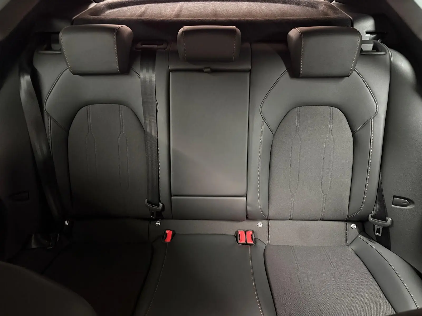 Vue rapprochée des sièges arrière en cuir noir du CUPRA Formentor 2025, avec ceintures et appuie-têtes intégrés.
