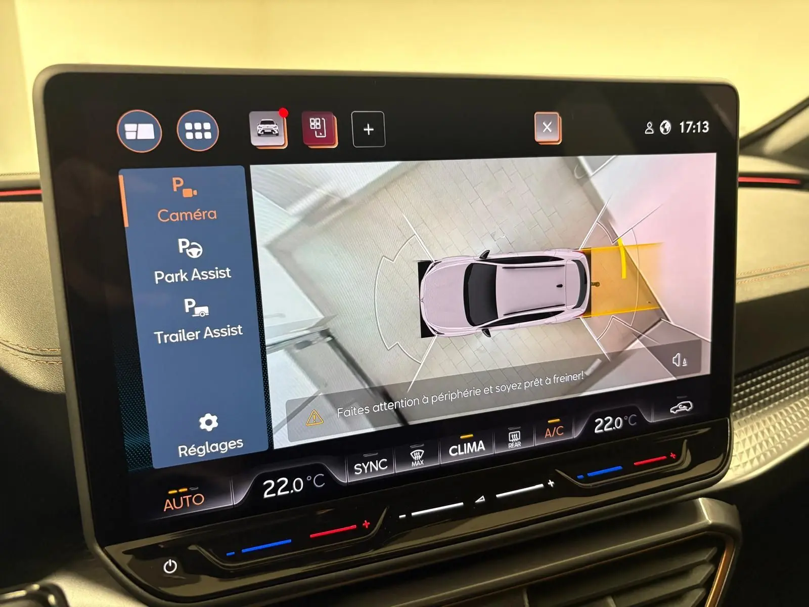 Écran tactile du système d'aide au stationnement montrant vue 360° du CUPRA Formentor gris magnétique en manœuvre.