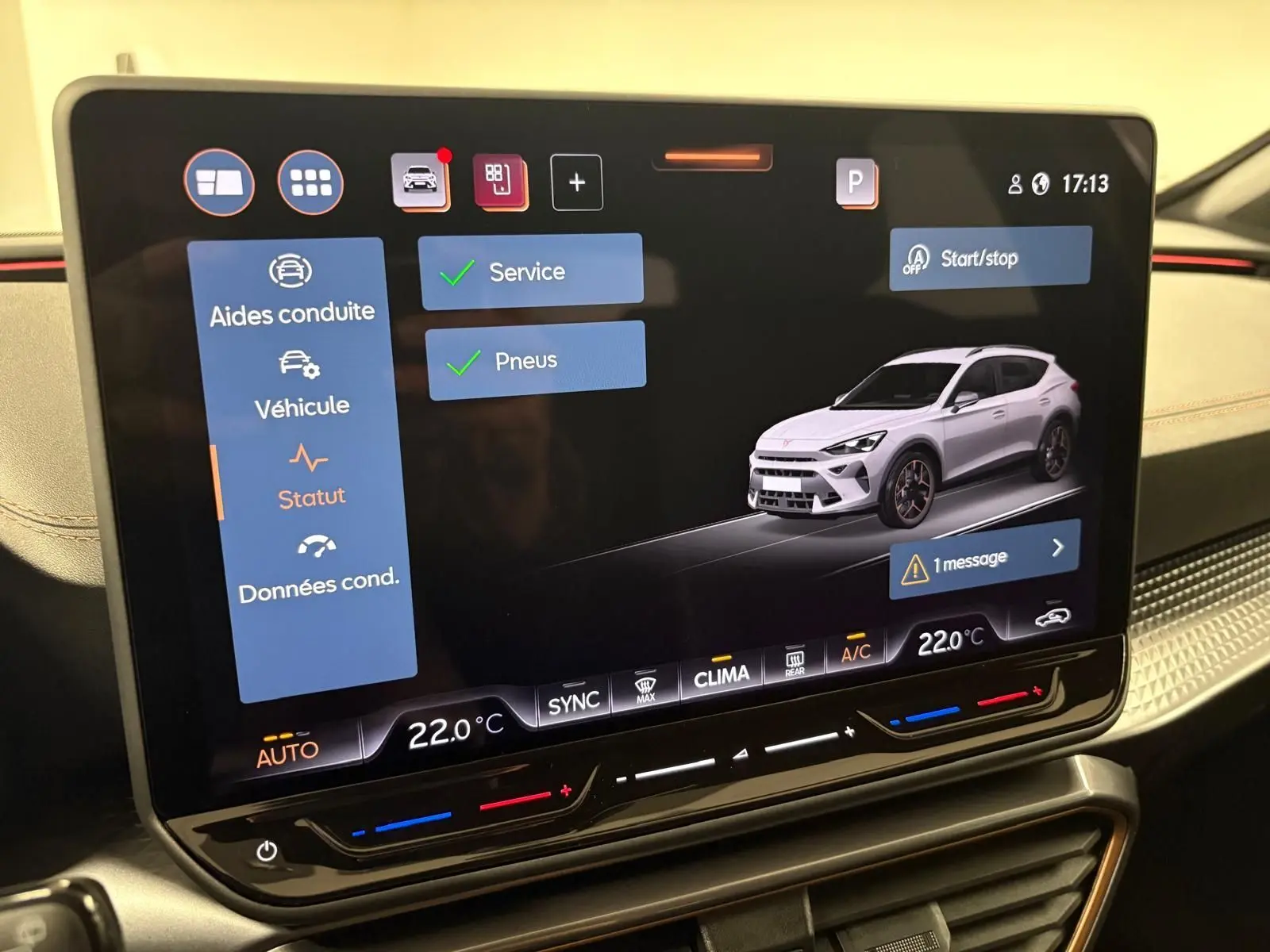 Écran tactile intérieur montrant l'interface de contrôle du CUPRA Formentor avec illustration 3D du véhicule blanc.