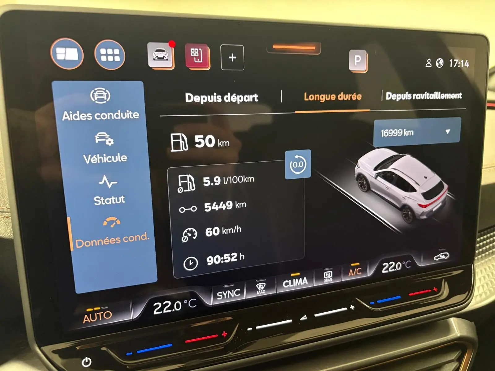 Écran tactile du tableau de bord montrant les données de conduite d'une CUPRA Formentor gris magnétique en vue 3D côté droit.