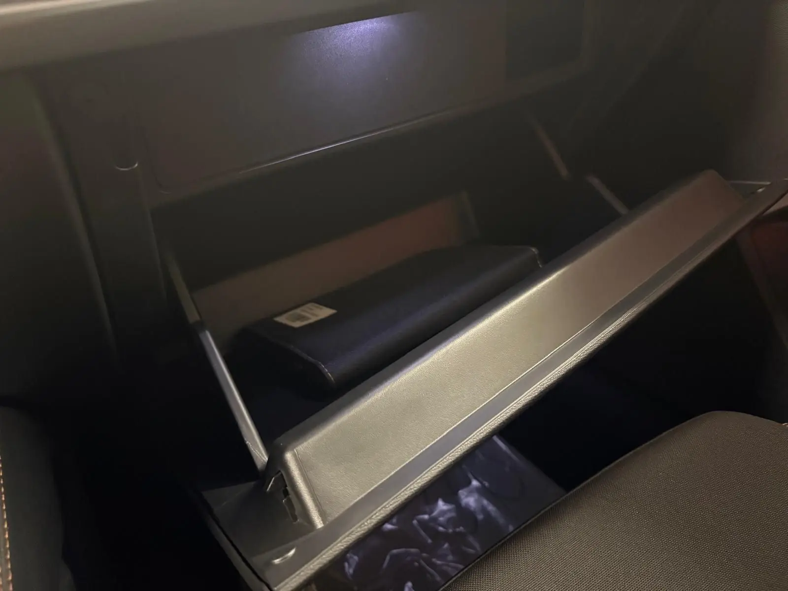 Coffre à gants ouvert avec un étui noir à l'intérieur dans une CUPRA Formentor 2025.