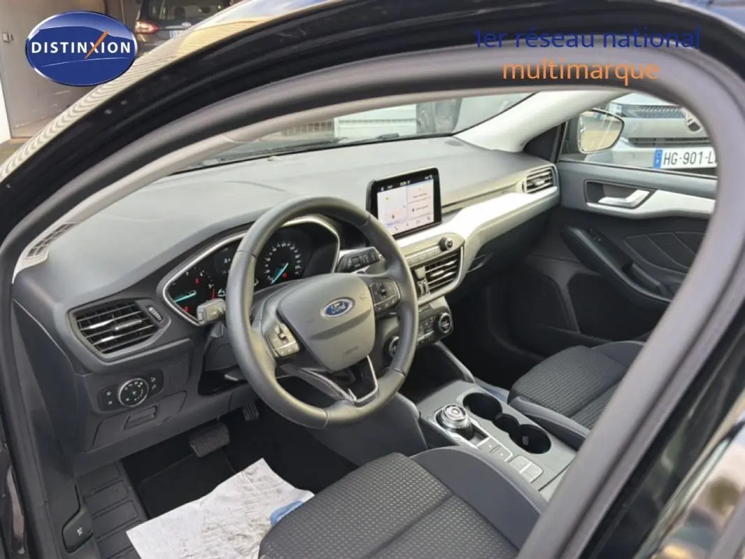 Intérieur de la Ford Focus SW 2019 noir, vue côté conducteur montrant tableau de bord moderne et écran tactile central.
