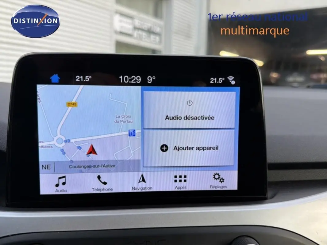 Écran tactile central de la Ford Focus SW 2019 affichant la navigation et les options audio, intérieur gris clair.