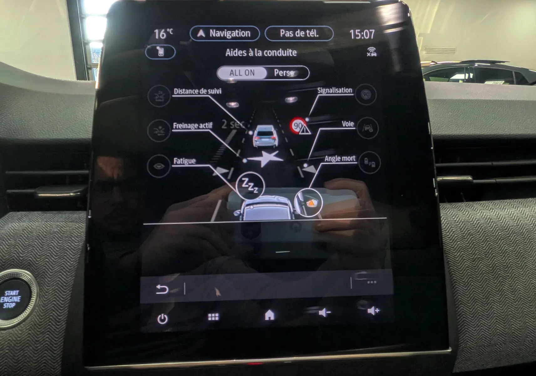 Écran tactile central de la Renault Clio V montrant les aides à la conduite avec interface claire et icônes détaillées.