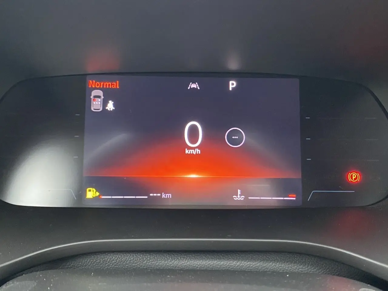 Affichage numérique du tableau de bord du Renault Arkana 2024, indiquant 0 km/h et mode Normal en rouge.