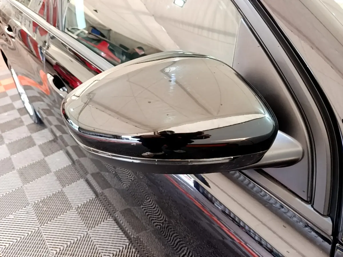 Rétroviseur côté gauche noir brillant de la Peugeot 308 2020, vue rapprochée sur la portière et la vitre.