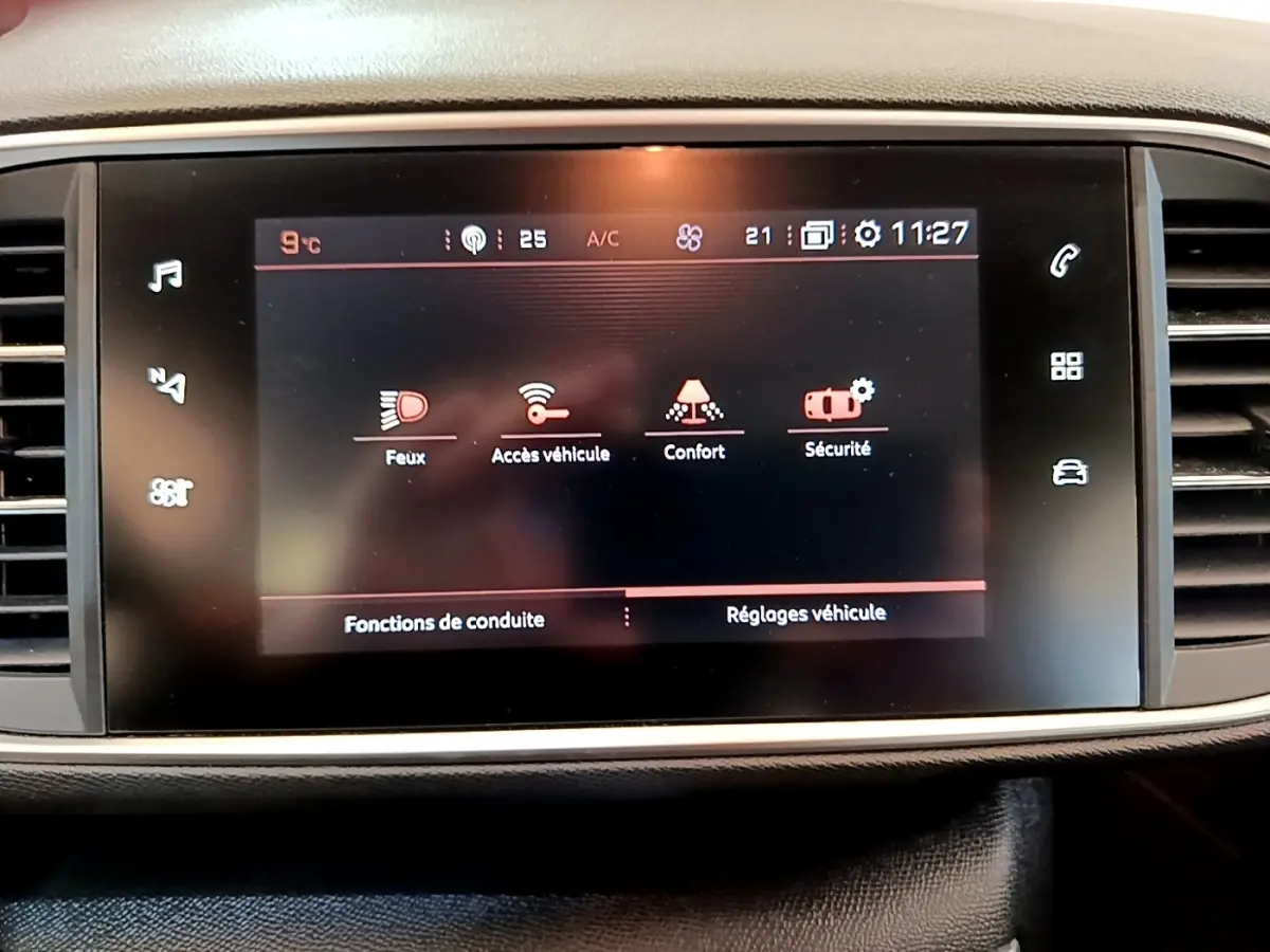 Écran tactile central du tableau de bord de la Peugeot 308 noir, affichant les réglages véhicule et fonctions de conduite.