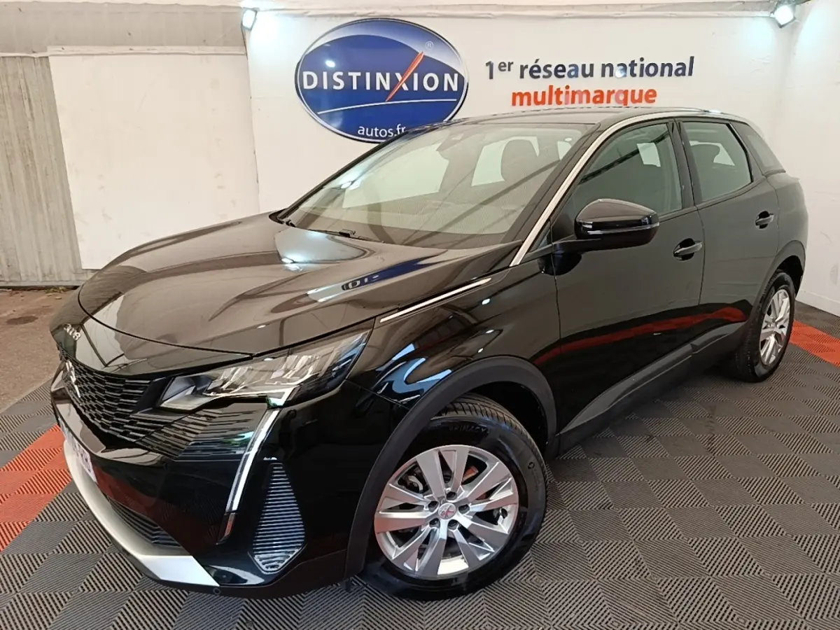Peugeot 3008 noir vue 3/4 avant droit, avec phares LED et jantes alliage, en intérieur showroom.