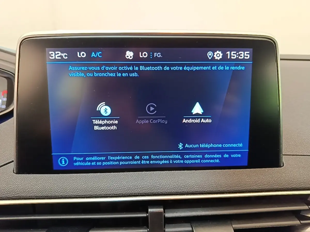 Écran tactile central du tableau de bord du Peugeot 3008 noir, affichant options Bluetooth, Apple CarPlay et Android Auto.