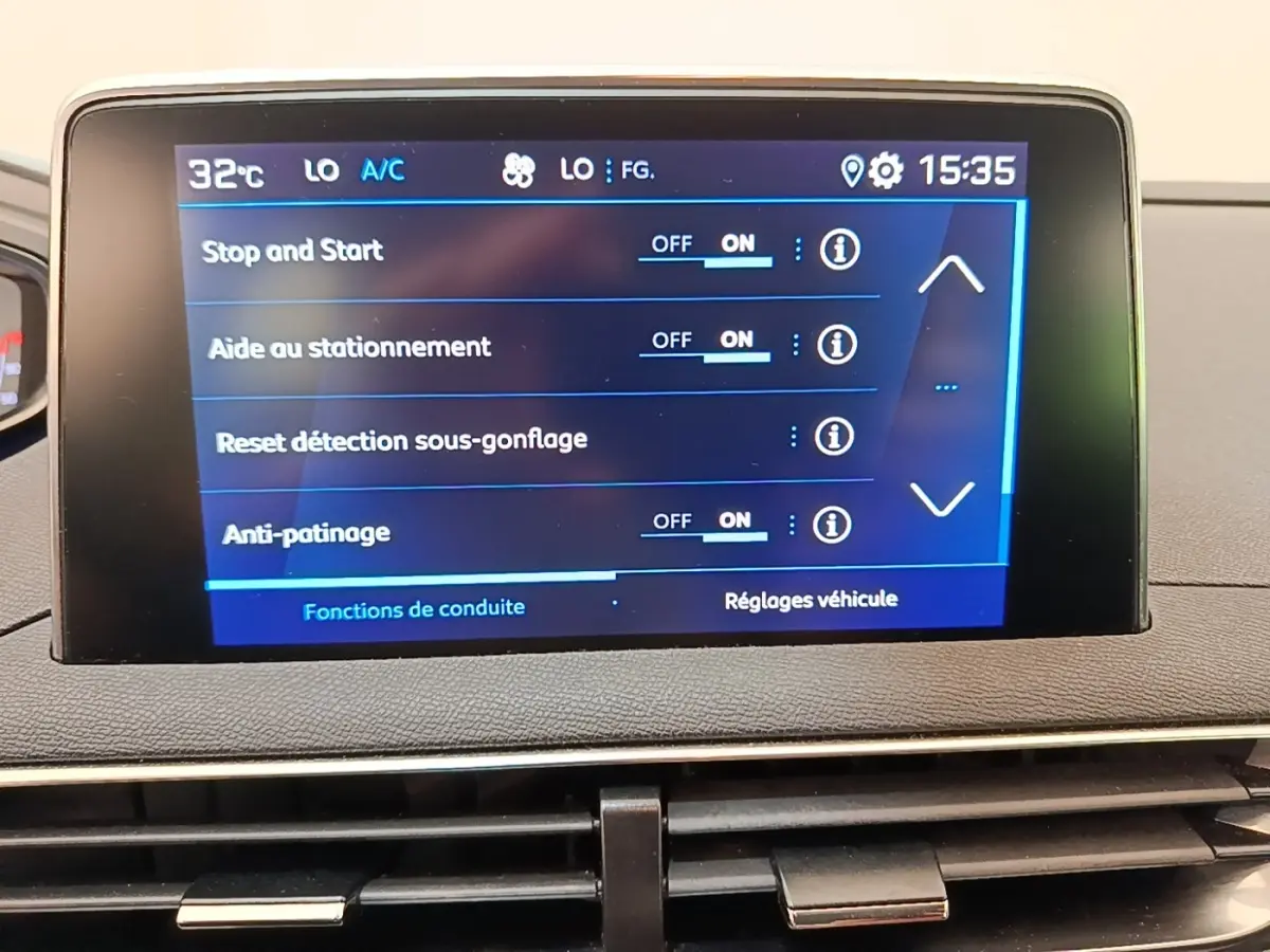 Écran tactile central du Peugeot 3008 noir 2022 affichant les réglages d’aide à la conduite.